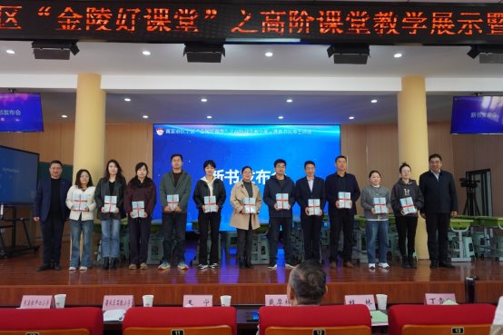 一群人站在台上&#xA;&#xA;AI 生成的内容可能不正确。