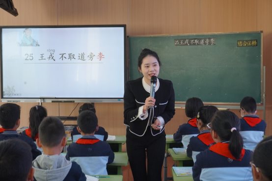 一群人在房间内玩体感游戏&#xA;&#xA;AI 生成的内容可能不正确。