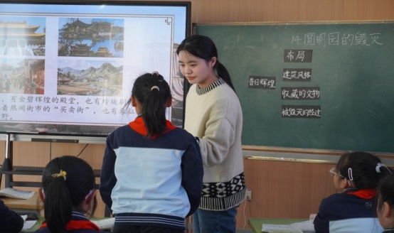 图片包含 人, 女人, 人们, 站&#xA;&#xA;AI 生成的内容可能不正确。