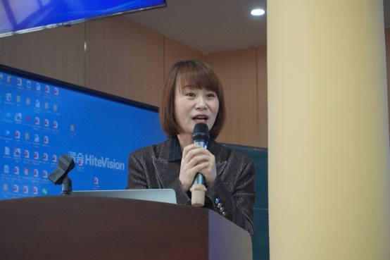 图片包含 人, 室内, 站, 男人&#xA;&#xA;AI 生成的内容可能不正确。