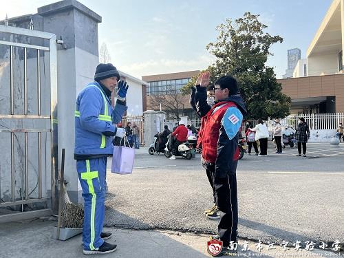 为环卫爷爷送早餐.jpg